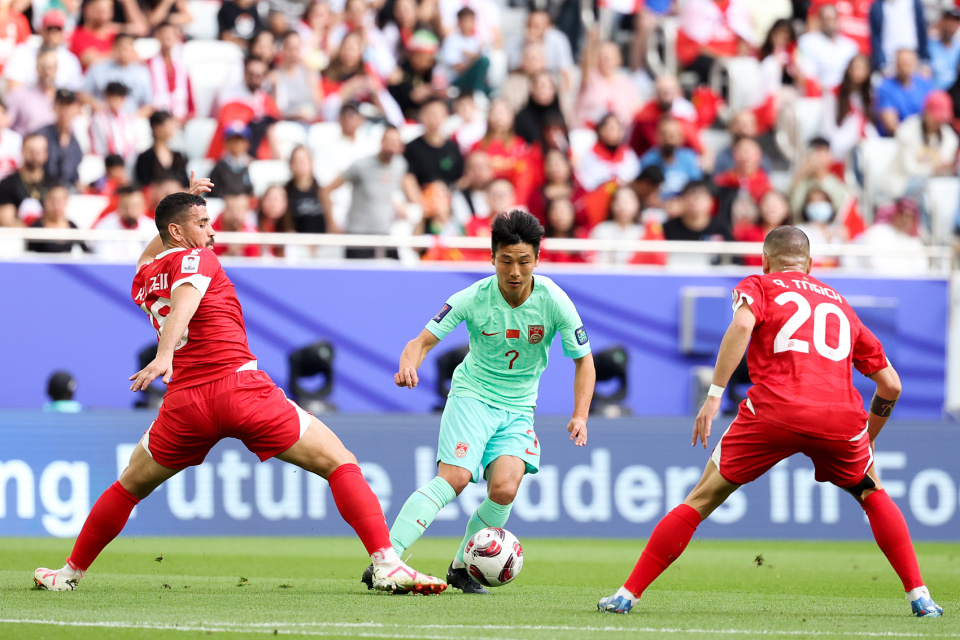 佛罗伦萨发布备战花絮,窗口期远射贴柱,亚洲杯任务艰巨,团队化学反应显著 佛罗伦萨发布备战花絮,窗口期远射贴柱,亚洲杯任务艰巨,团队化学反应显著